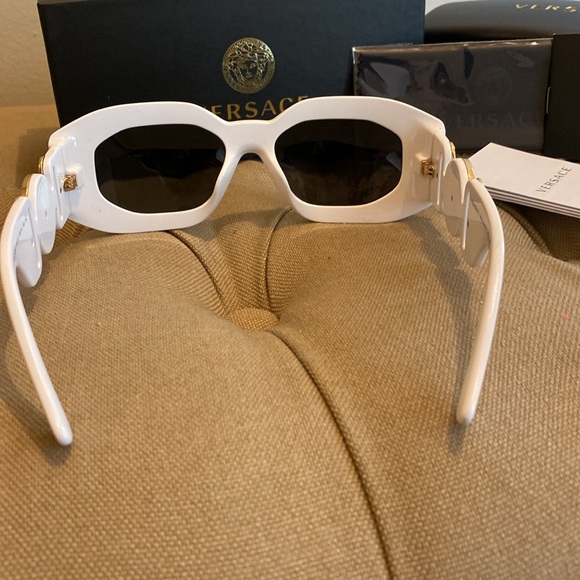 Versace biggie sunglasses in 53 mm - Picture 3 of 4